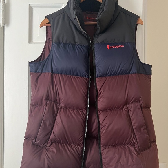 EUC Cotopaxi Solazo Down Vest. Size small. Black/Black Iris. - Picture 3 of 4